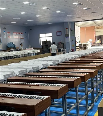 عمویی هنگام فروش سبزیجات پیانو برقی می نوازد.